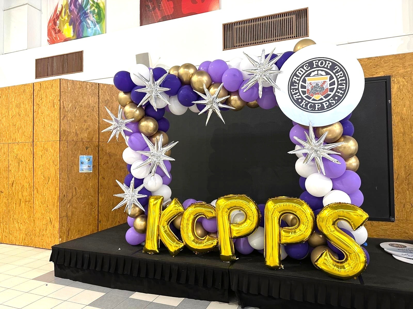 Organic balloon arch photo frame for school event Balloon Decorations Singapore