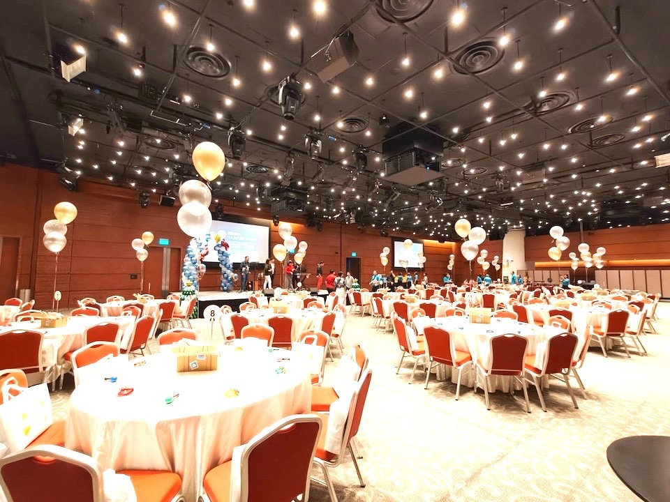 Helium balloon table centerpieces for a corporate dinner event in Singapore